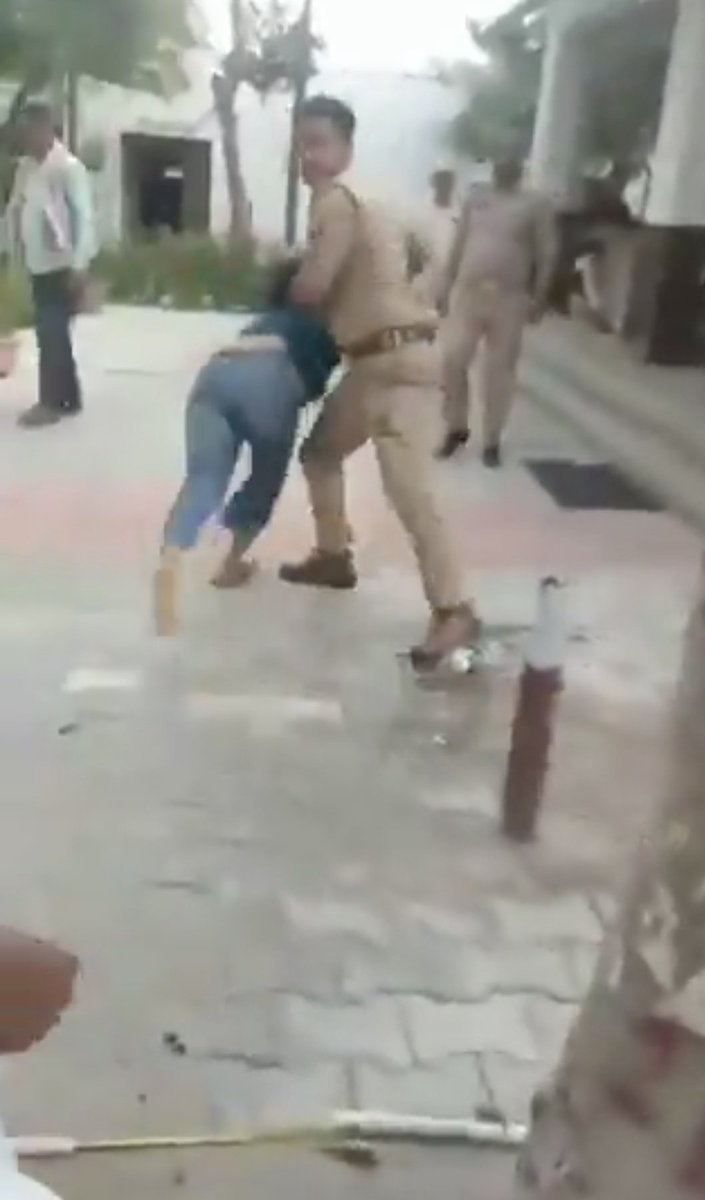 मथुरा में एक लड़की ने न्याय न मिलने पर थाने में पेट्रोल डालकर आत्महत्या की कोशिश की, जो गहरी निराशा को दर्शाता है।  
पुलिस की त्वरित कार्रवाई ने उसकी जान बचा ली, जो उनकी सजगता की सराहना करता है।  
लोगों द्वारा वीडियो को गलत संदेश के साथ वायरल करना गैर-जिम्मेदाराना और भ्रामक है।