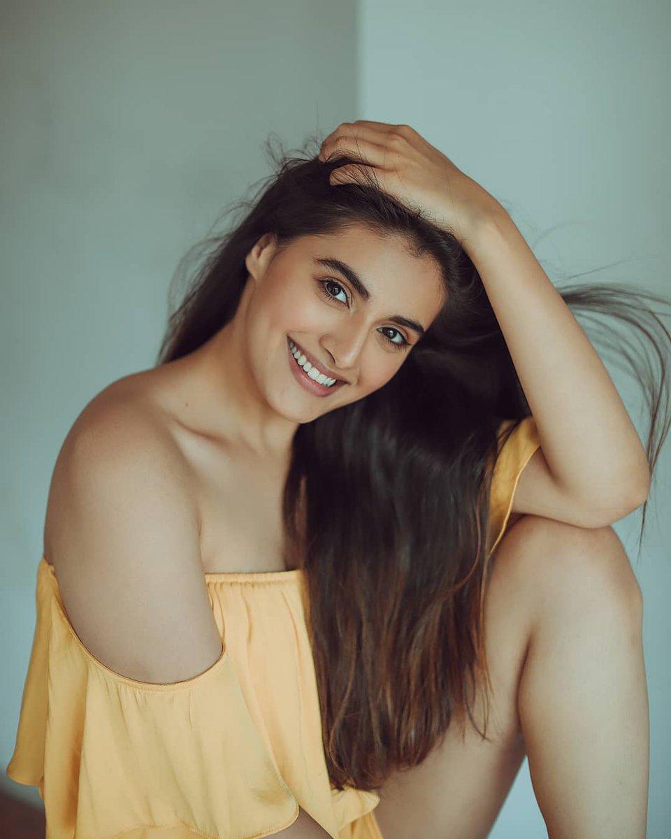 Soft Moments,strong soul 💛💛

#DivyanshaKaushik #SaturdayVibes