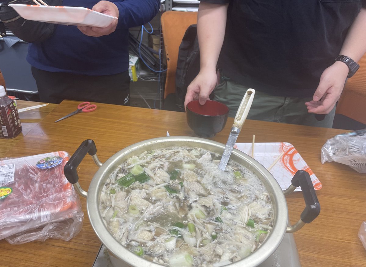FZRK's tweet photo. 6月28日土曜日。組合の仲間で、フリーター全般労働組合の生存部会の鍋会をやっています。労働組合の話，各自の話をしています。無理なく頑張っていこう。 https://t.co/ds4GuDiK54