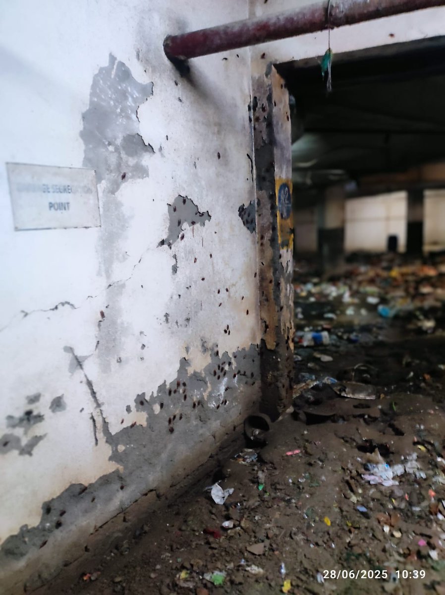 ankush_o_here's tweet photo. No no this is not a dumping yard!!
This is society's basement parking.

Ignorance at peak.
Even after paying a hefty maintenance amount this is the situation.

- Sikka Karmic Greens society -

@TOINoida @htTweets @JagranNews @AmarUjalaNews @tricitytoday 

#healthHazzard sikknoida https://t.co/yh9hcNvwK3