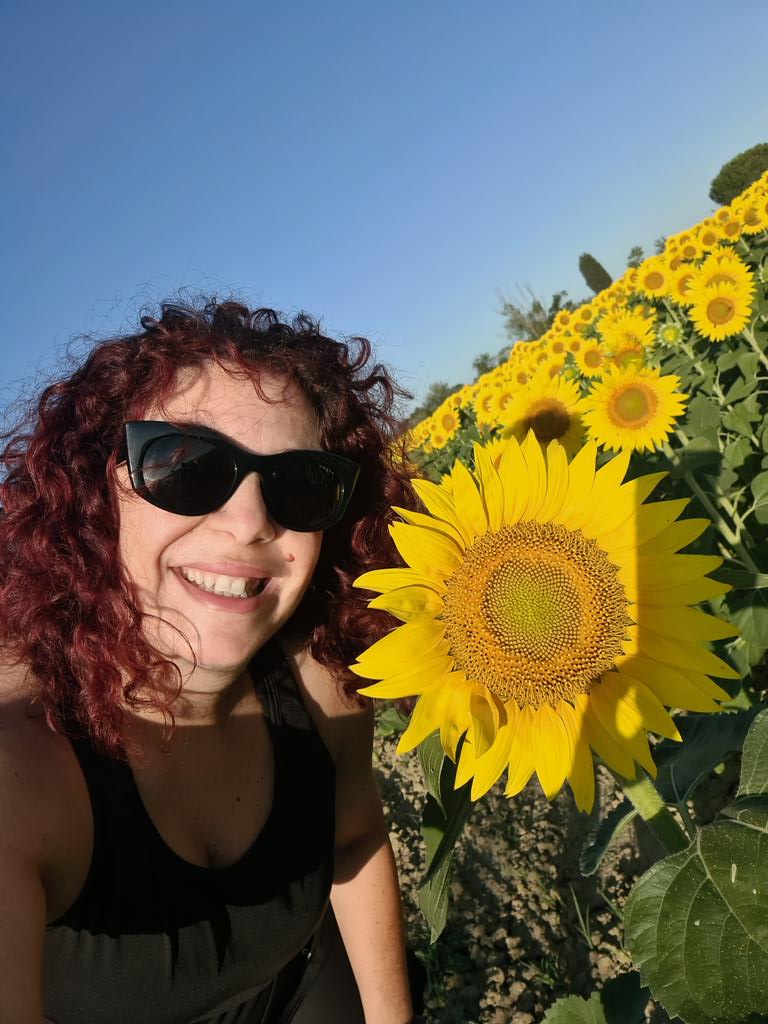 🎶E come un girasole giri intorno a me che sei il mio sole anche di notte🎶
Stavolta mi ci sono tuffata...(praticamente è grande quanto il mio viso😂😂😂)immersa tra i girasoli...fiori che portano allegria 😊🤗.
Buongiorno anime accaldate,felice sabato☕️😘
#girasoli #felicità