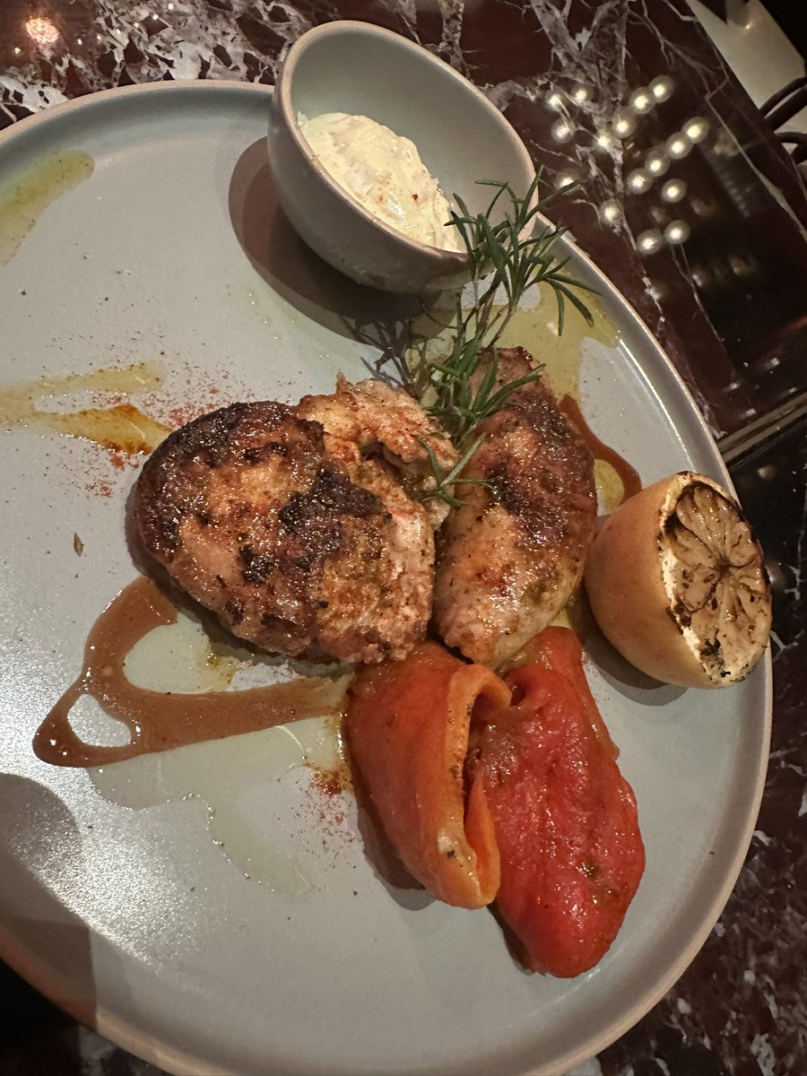 PedroLambertini's tweet photo. El lugar es muy hermoso. El show de tango acompañó agradablemente; los músicos, talentosísimos. El servicio y la selección de vinos, irreprochables.

¿La cocina? Bienintencionada, mejor de lo que auguraba el tuit cáustico precedente, pero no a la altura de la propuesta. El restaurant se autopercibe como de “alta gastronomía”. No lo es ni por asomo.
Las entradas me ilusionaron por su simpleza y ejecución, pero con los principales llegaron la miríada de ingredientes, las acrobacias innecesarias*, en fin, la falta de criterio. Los postres —cuándo no— terminaron de confirmar mis temores.

No voy a desmenuzar plato por plato porque sería extenuante y enojoso, pero hay observaciones universales que valen:

— Siempre es preferible la simpleza bien ejecutada que la pretensión adolescente, caprichosa e insensata.
— No abusar de los ingredientes. ¿Lo saco o lo dejo? Sacalo.
— No intentar demostrar todo lo que sabemos en tres platos (sobre todo cuando “todo lo que sabemos” es limitado). 
— Es deseable no usar más de una vez un determinado ingrediente en el menú, pero repetir una preparación es imperdonable. Da crucero/ all inclusive usar la misma esfera de aperol en los ravioles que en el postre.
— El pollo en las cartas de autor es traicionero, por eso lo sacaron de todos lados. Mejor, en casa o parripollo.
— La redacción de los menús es importante. El tono engolado de la locutora que te habla impostando la voz no se usa más. ¿“Ave de campo”? 
— Cuidado con lo agridulce. Terminar una pasta, cuyo relleno ya es (muy) dulce, con garrapiñada de almendras no es una buena idea.

*“Acrobacia innecesaria” le llamo yo a esa propensión pueril de cruzar puentes antes de tiempo, de quemar etapas.
Dicho de otro modo: usar esferificaciones sobre pastas rellenas estiradas grueso. No.
Primero aprendamos a estirar bien una pasta. Después, si acaso, aprendamos a esferificar con alginato de calcio, que —ya que estamos— me da a estudiante de gastronomía de la década del 2000 que sueña con ir al Bulli dos meses a nutrirse de “las técnicas”, para regresar al país y poder contarlo hasta el empacho. Pero esto último ya es cuestión de estilos y gustos personales así que desestímenlo.

Por último: las peores fallas en un menú casi siempre provienen del concepto, no de un error puntual en la ejecución.
Un volcán de chocolate se le puede pasar a cualquiera y nadie se va a escandalizar por eso.

Conclusión: sería injusto ratificar por completo el tuit principal, pero también insincero rectificarlo.
Digamos que, de una experiencia integral muy buena, la cocina fue lo menos memorable.