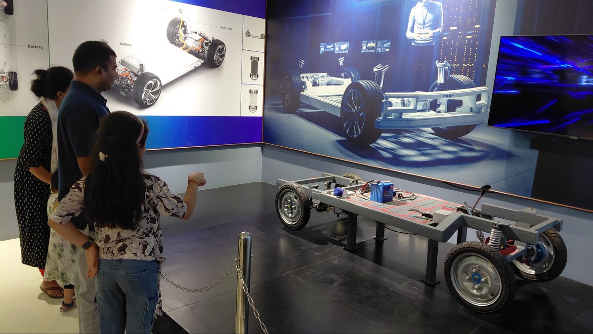 Jaypal_Jadav_11's tweet photo. The future of #electricvehicles is getting a quantum upgrade! This #Internationalyearofquantumscienceandtechnology we're #exploring how quantum physics will enable unprecedented efficiency, range, and charging speeds for the cars of tomorrow. #Quantumyear2025 #EVs https://t.co/PZSP36iMmT