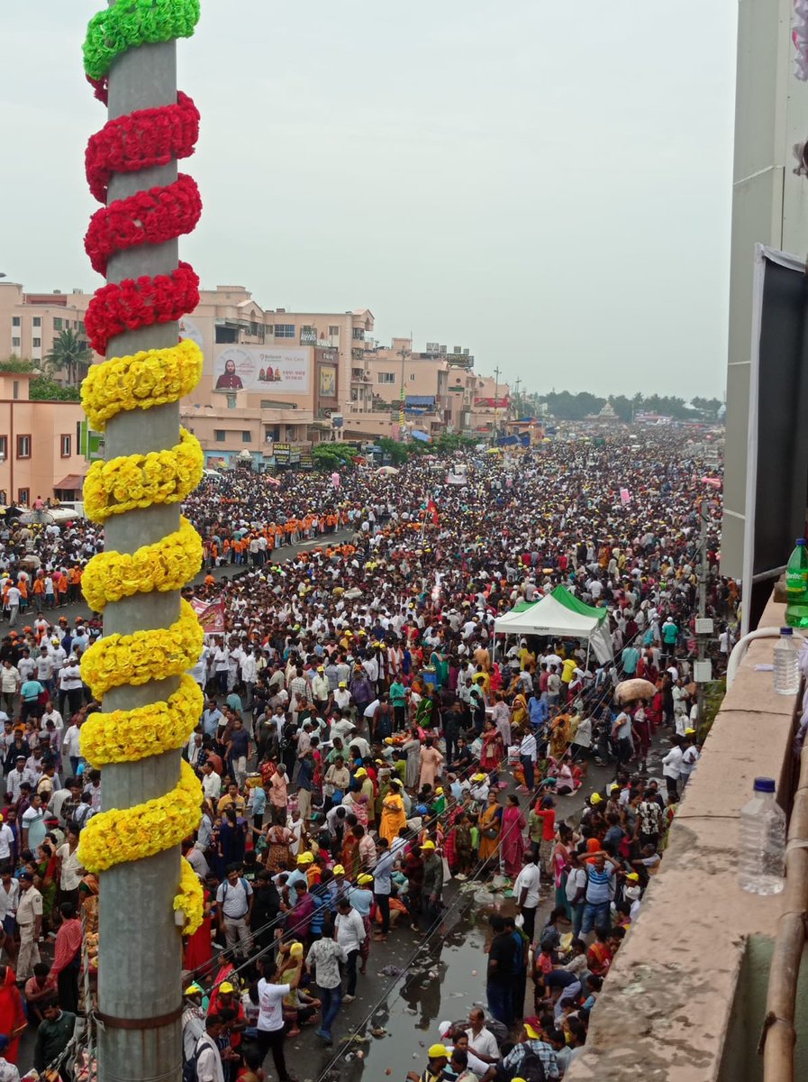 AnanyaDash11's tweet photo. Yesterday I went to Puri for Ratha Jatra and Lord oh Lord THE WAIT!
We had arranged for seating arrangements beforehand on top of a building near Petrol Pump on the Bada Danda and reached there at 6AM. 
We waited, we waited and we waited. No sign of the Rathas. We finally gave up and left at night after waiting for 15 hours! 
It was devastating! I felt so defeated, demotivated and broken.  Lakhs and lakhs of devotees who were waiting to catch a glimpse of the Lord on Chariots I am sure also echoed my feelings. We also had another Non Odia family with us and it was their first time visiting.  They were also frustrated by the end of everything. Who wouldn't be? You wait for 15 hours for the grand arrival of the Trinity but there's no end to your waiting because some humans with inflated Egoes think they can have their way with everything and even consider God beneath them! Yes! That's what yesterday's atmosphere at Banda Danda proved. Why delay the arrival of the Lord? First mismanage and then say oh it was the Lord's wish. Lord cannot wish for His devotees to have a Hard Time! If waiting for us individuals seated comfortably on top of buildings was so excruciating imagine the condition of young volunteers working on the ground, managing the crowd and lakhs and lakhs of devotees walking on the Bada Danda! 
Infact the whole crowd management was done completely by students yesterday! And they did such a phenomenal job! It was because of them that crowd management was smooth. They worked tirelessly for more than 12 hours!
And our Odia Broadcast media (slow claps) there was hardly any TV News at night yesterday talking about this delay and mismanagement. Media is supposed to question, not remain silent. What have the times come to? 
A thorough Investigation must be done into this mismanagement so that it is not repeated again.
 Ratha Jatra is world famous and such gross neglect of the rituals and practices at Puri will backfire in the future. Big time everyone understands this. 
@CMO_Odisha @GovernorOdisha
@MohanMOdisha @sambitswaraj @SecyChief @BJP4Odisha @SJTA_Puri @dm_puri
#RathaJatra2025
#RathaJatra #RathYatra2025