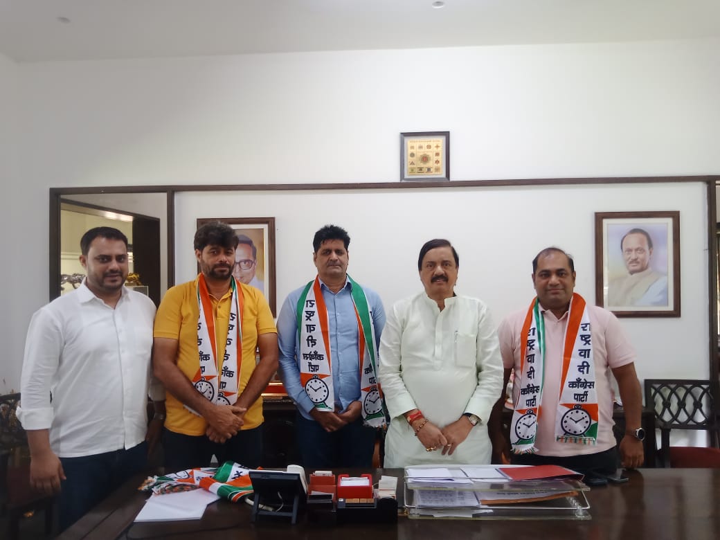 SunilTatkare's tweet photo. आज सुतारवाडी, जि. रायगड येथे दापोली विधानसभा मतदारसंघाचे काँग्रेस पक्षाचे अध्यक्ष समद अलीमिया मांडलेकर, मुनिम मुकादम, अश्फाक अलिमिया मांडलेकर यांनी आज राष्ट्रवादी काँग्रेस पार्टीमध्ये पक्षप्रवेश केला. प्रदेशाध्यक्ष या नात्याने सर्वांचे पक्षात स्वागत केले आणि पुढील राजकीय वाटचालीसाठी शुभेच्छा दिल्या. याप्रसंगी मंडणगड राष्ट्रवादी काँग्रेस तालुका युवक अध्यक्ष लुकमान कादिर चिखलकर उपस्थित होते.