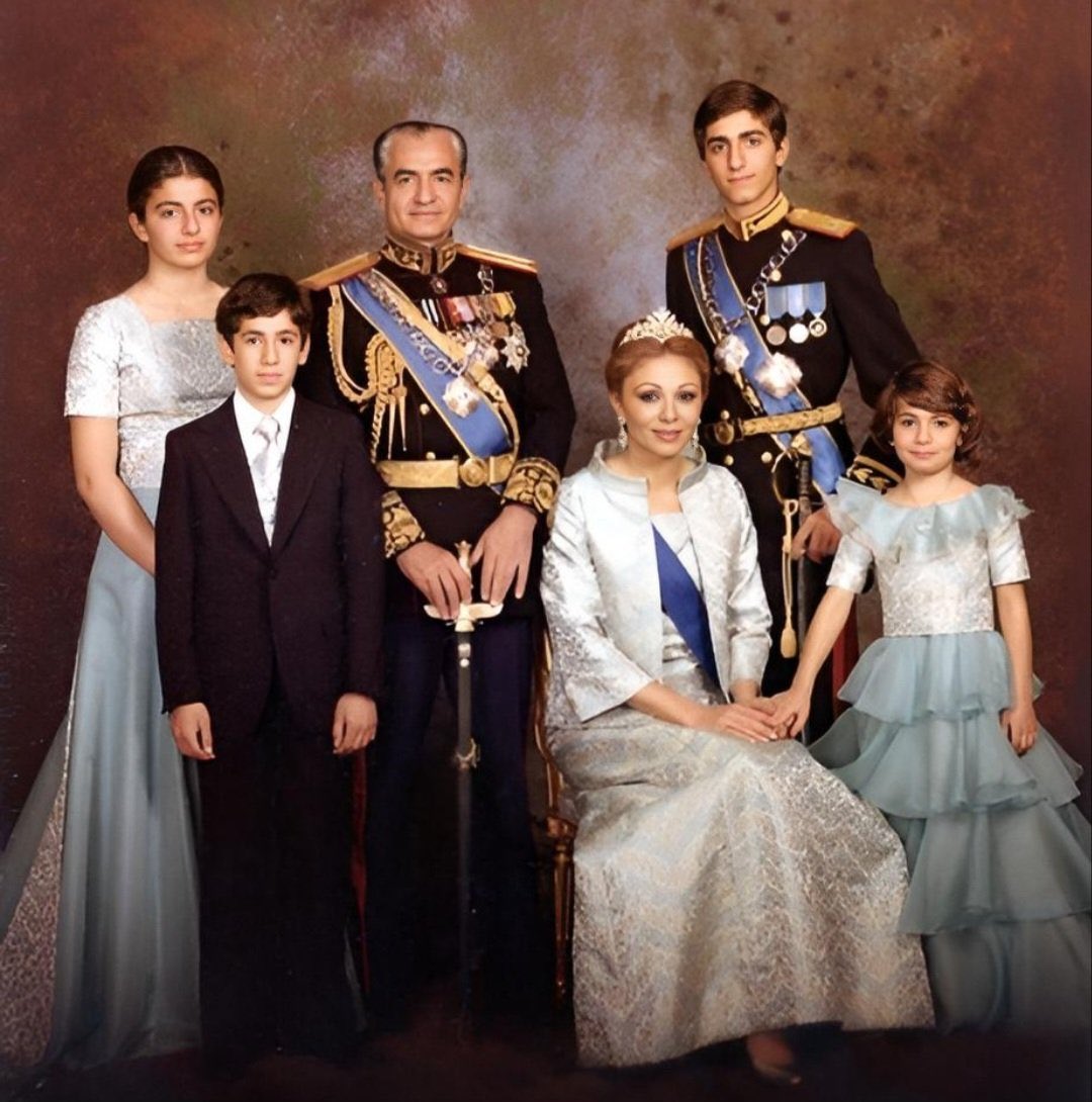 می گم تموم شاعرا برای تو غزل بگن 
#جاویدشاه