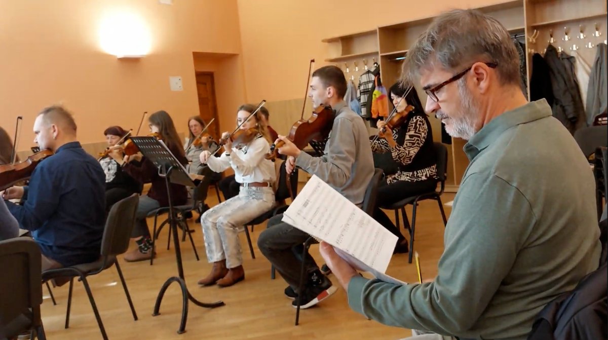 Rafael Serrallet (@rserrallet) on Twitter photo Una captura del documental Symphony of life del realizador Joss Schubert, que cuenta cómo realizamos la grabación del CD Y el canto de todas.
#yelcantodetodas #ucrania #musicalatina #latingrammy #guitarra
<a href="/LatinGRAMMYs/">The Latin Recording Academy / Latin GRAMMYs</a> Una captura del documental Symphony of life del realizador Joss Schubert, que cuenta cómo realizamos la grabación del CD Y el canto de todas.
#yelcantodetodas #ucrania #musicalatina #latingrammy #guitarra
<a href="/LatinGRAMMYs/">The Latin Recording Academy / Latin GRAMMYs</a>