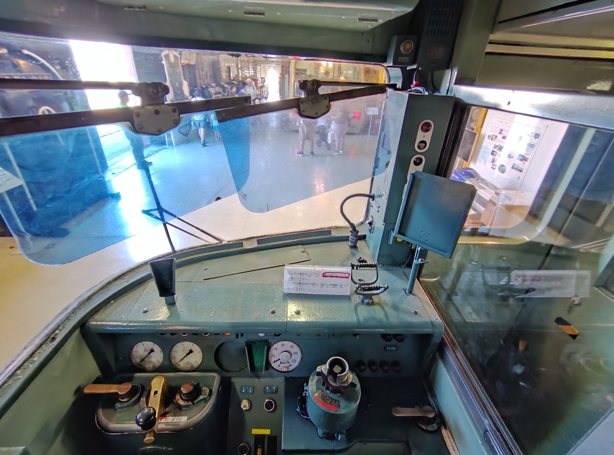 tkimura53007's tweet image. 現役の時には結局乗らずじまいだったキハ82。向かいのアルコンの運転席は親子連れに大人気で、開館から3時間記念写真の列が絶えない。