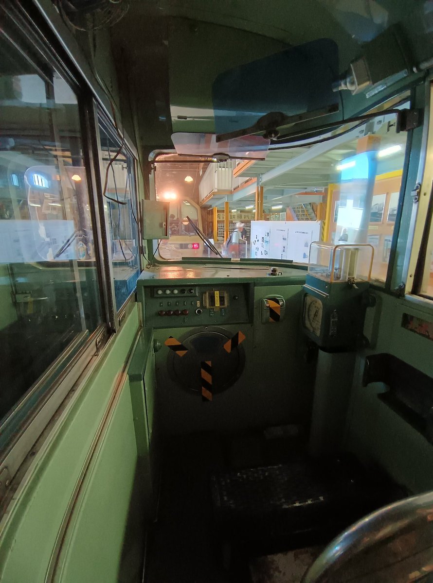 tkimura53007's tweet image. 現役の時には結局乗らずじまいだったキハ82。向かいのアルコンの運転席は親子連れに大人気で、開館から3時間記念写真の列が絶えない。