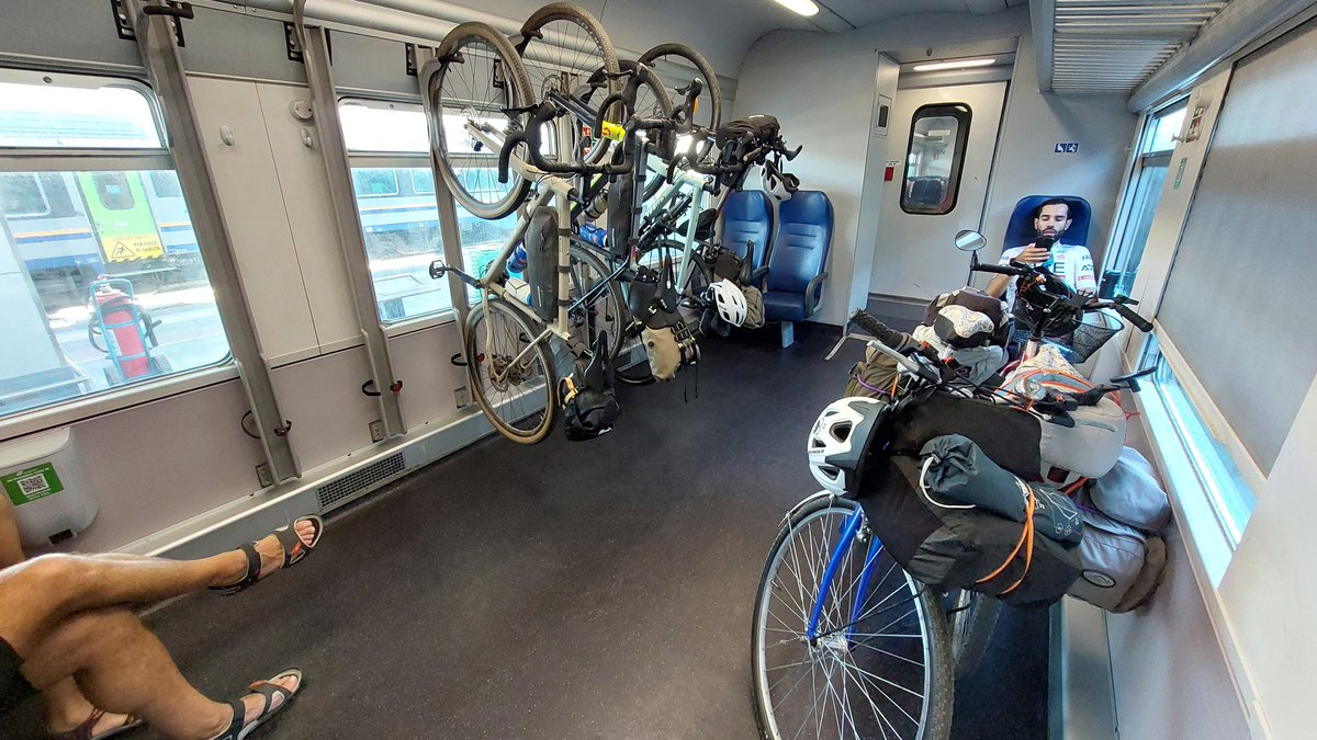 Compartimento bici in due treni regionali recenti. Uno parte da Roma (solo io in bici), l'altro da Torino stamani alle 7. 
Anche questo è sviluppo.