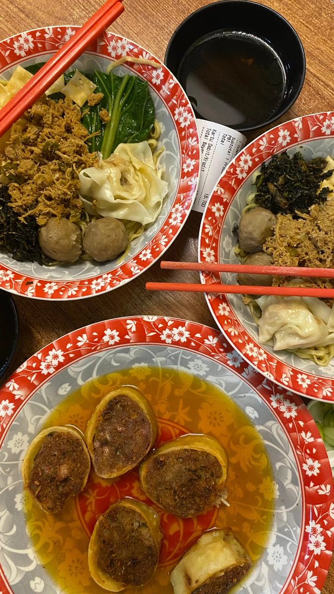 bakmi saudagar ternyata seenak itu😋🤌 1000/10
cm side dish nya kek gohyong sm udang keju nya tuh kureng, rasanya kek kurang fresh:(
