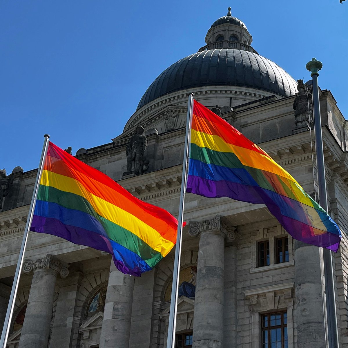 Bayern ist weltoffen und tolerant. Bei uns kann jeder leben und lieben, wie er möchte. Das ist die Liberalitas Bavariae. Zum Christopher Street Day in München wehen auch dieses Jahr wieder Regenbogenflaggen bei uns. Wir stehen für Miteinander und treten ein gegen Hass und
