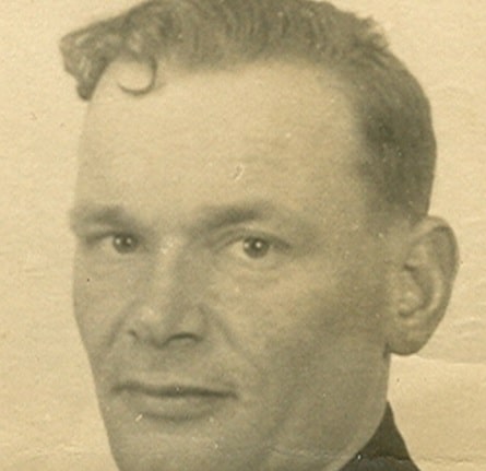 Erik Schaap (@eriksgaap) on Twitter photo Verhaal.
Zaanstad viert vandaag Roze Zaterdag. Daarom een ode aan Mijndert van der Horst. Deze Zaankanter was een onverschrokken verzetsstrijder, vóór en tijdens de bezetting. Zijn voorkeur voor mannen maakte echter dat hij ook na de oorlog werd opgejaagd. meitotmei.nl/mijndert-van-d… Verhaal.
Zaanstad viert vandaag Roze Zaterdag. Daarom een ode aan Mijndert van der Horst. Deze Zaankanter was een onverschrokken verzetsstrijder, vóór en tijdens de bezetting. Zijn voorkeur voor mannen maakte echter dat hij ook na de oorlog werd opgejaagd. meitotmei.nl/mijndert-van-d…