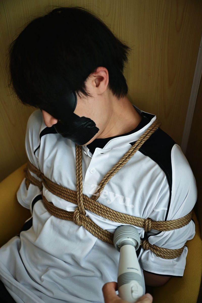 Zeyu_284's tweet photo. 男大调教日记（1/4）｜男大@Zeyu_284 怎么说不了话了？怎么被蒙住眼了？怎么呼吸也困难起来了？可是下面真的好硬好诚实，接下来该怎么玩弄他呢😈
s：@haoshe1042506 https://t.co/8ZYfRDPQFZ