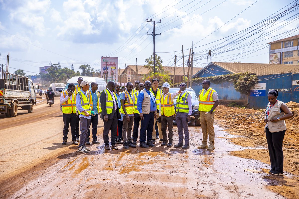 Infrastructure Uganda (@infrauganda) on Twitter photo During an inspection tour of roads in the city, our Deputy ED <a href="/BenonKigenyi/">Benon Kigenyi</a> cautioned road construction contractors to prioritize safety, maintain tidiness at construction sites, and ensure proper utility management.<a href="/KCCAUG/">Kampala Capital City Authority (KCCA)</a> During an inspection tour of roads in the city, our Deputy ED <a href="/BenonKigenyi/">Benon Kigenyi</a> cautioned road construction contractors to prioritize safety, maintain tidiness at construction sites, and ensure proper utility management.<a href="/KCCAUG/">Kampala Capital City Authority (KCCA)</a>