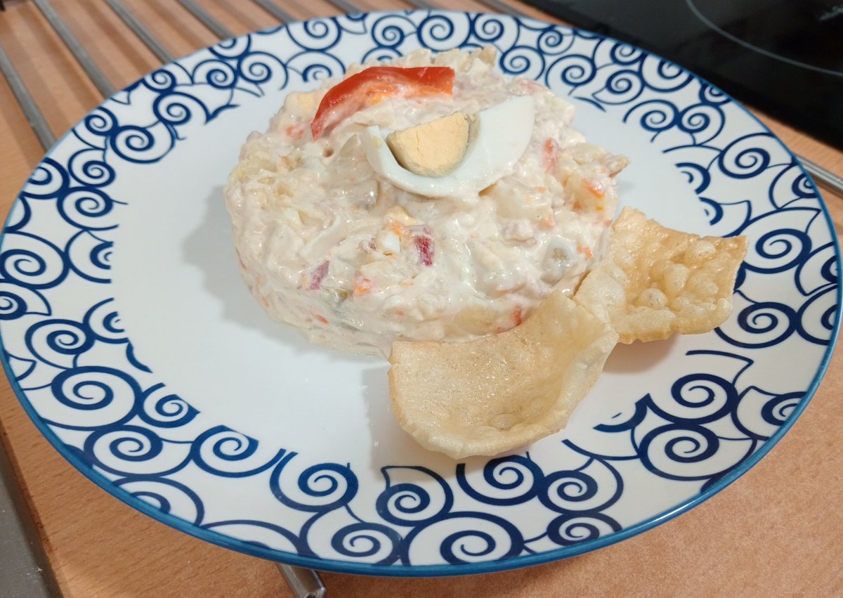 *ENSALADILLA* Patatas 🥔 Huevos 🥚 Zanahoria 🥕 Atún Aceitunas 🫒 Pimiento 🌶️ Mahonesa casera. Buen día 🤗