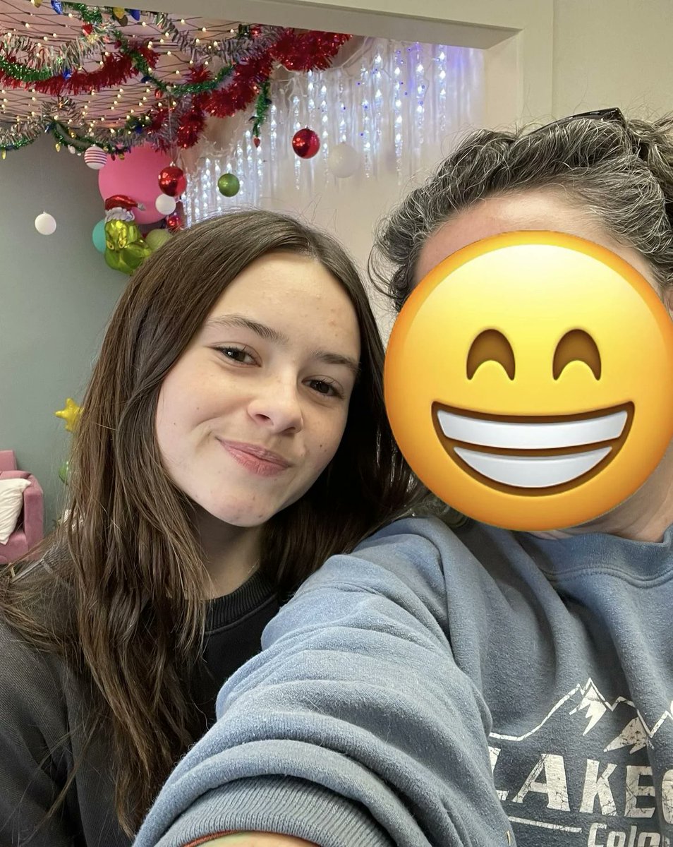 ursCailey's tweet photo. Cailey Fleming with a fan ✨

#CaileyFleming #TheWalkingDead #DeadCity https://t.co/TC5eTh6sWd