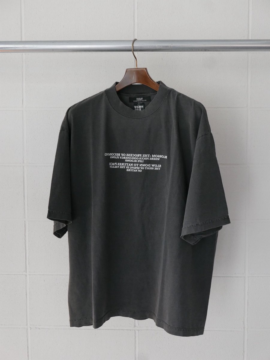 suhisat's tweet photo. ESSAY PIGMENT DROPSHOULDER T-SHIRT
ヨーロッパのスーヴェニアTシャツをモチーフにデザイン。"BLOSSOM=花(集合体の木花)"となり、辞書調に意味が書かれている。 反転された文字もさりげなく特徴となり, ミニマルながらソリッドなグラフィックとなっている。
#ESSAY
#PIGMENT #DROPSHOULDER #TEE https://t.co/cDPPV36bG8