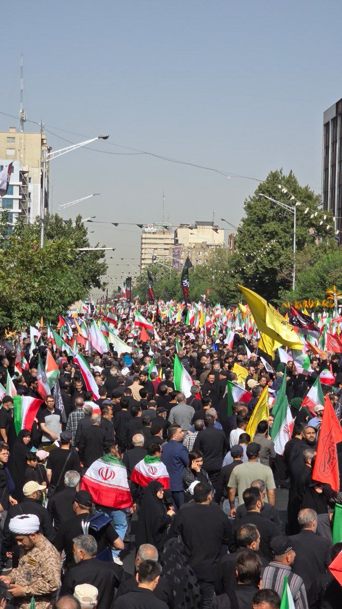 میگفتن جمهوری اسلامی پشتوانه مردمی نداره، ولی مردم، شهدایی که از مسولین ارشد نظامی و علمی جمهوری اسلامی بودند این شکلی بدرقه میکننن تا این گزاره برای بار هزارم ثابت بشه

جمهوری اسلامی خود خود مردم ایران است