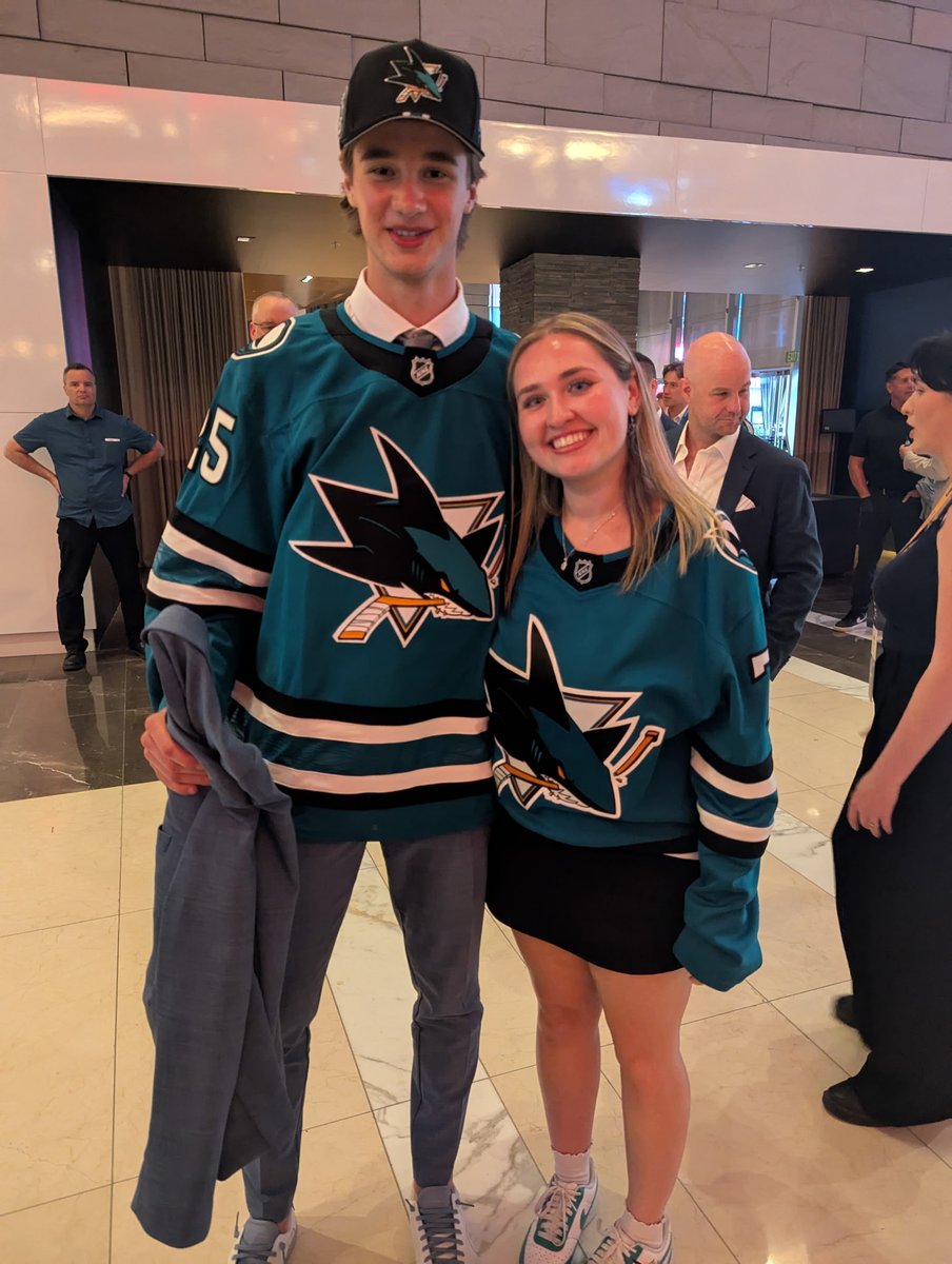 sjsdrw's tweet image. In case you were wondering how tall our new goalie was...