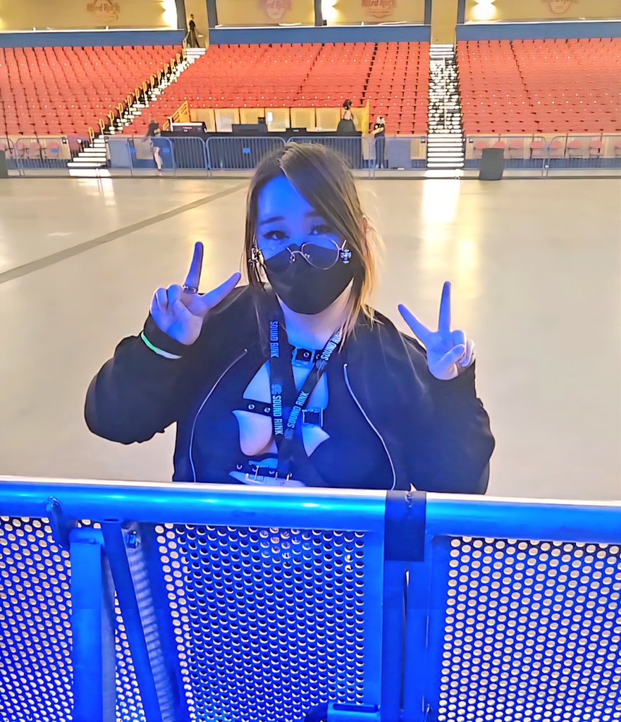 vGumiho's tweet image. hehe got a security guard to take a pic of me at the barricade YIPPEEEEE