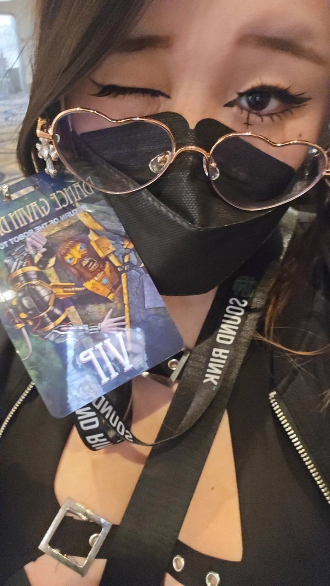 vGumiho's tweet image. hehe got a security guard to take a pic of me at the barricade YIPPEEEEE