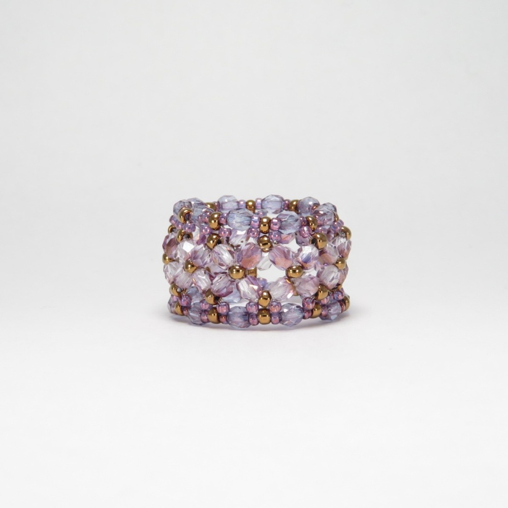 ビーズリング【　とおくを奏でる　】
さざめく声を編むように、
やわらかな響きが満ちていく。
微かな香りが時のあわいにほどけ、
記憶の奥へとにじんでいく。
いつもより深く、世界と調和している気がする。
irotowa.booth.pm
#ハンドメイドアクセサリー　#BOOTH