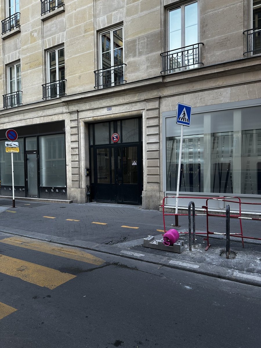Vous reprendrez bien un peu de trous dans le cerveau ??
Rue d’Hauteville festive #paris10