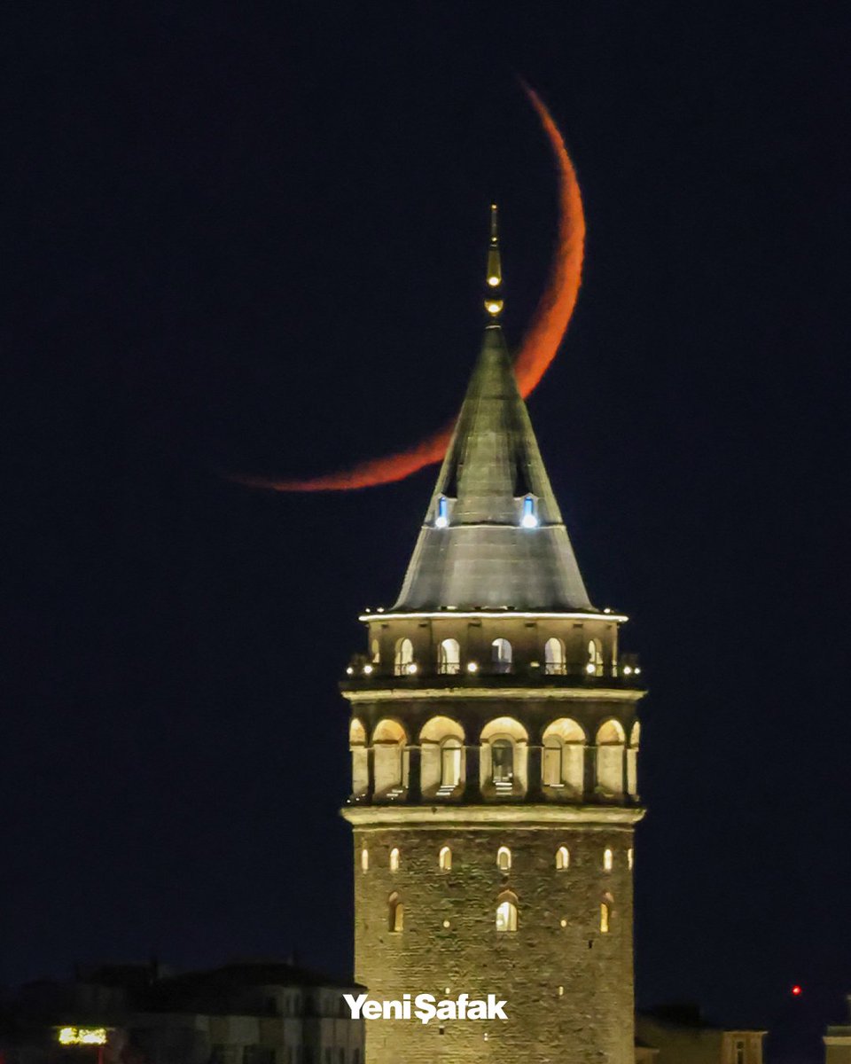 yenisafak's tweet photo. 🌙 Yeni hicri yıl 1447'nin ilk gecelerinde hilal, Galata Kulesi'yle eşsiz görüntüler oluşturdu. https://t.co/fIWPpqybAt