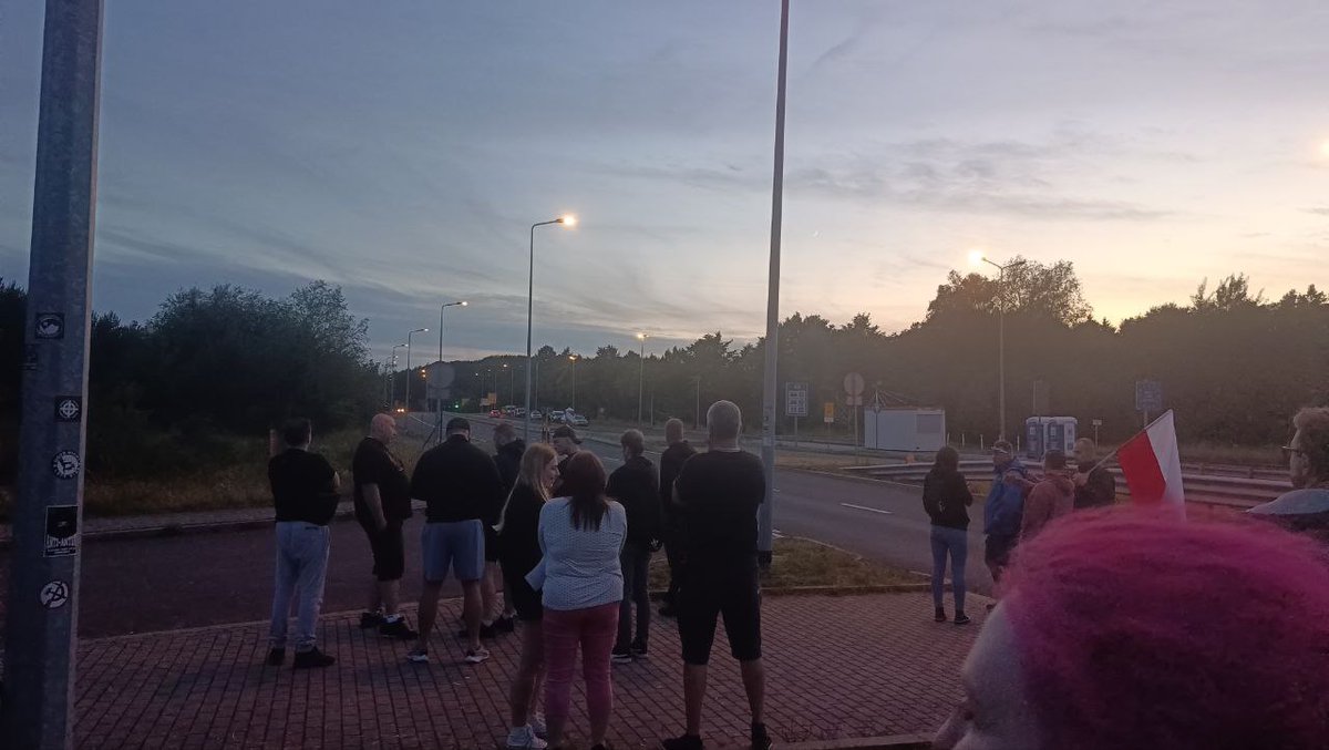 WomenNewHope's tweet photo. Dziękujemy kibicom i obywatelom, którzy pilnują zachodnich granic i blokują podrzucanie imigrantów! 💪
My, kobiety, jesteśmy Wam wdzięczne za odwagę i ochronę naszych domów.
🇵🇱 Granica to świętość.

#ObrońcyGranic #PolskaDziękuje #KibiceNaGranicy #Bezpieczeństwo https://t.co/wea373jKqm