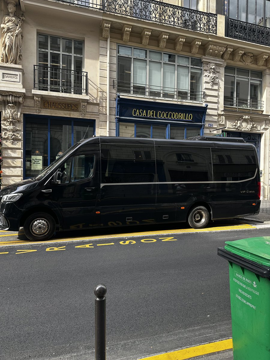 Les places de livraison, ces faux nez de parking pour munibus de touristes venant manger en groupe dans les restaurants de la rue de Paradis
Bien sûr, les moteurs et la climatisation restent allumés pour que les touristes retrouvent un minibus frais en revenant de dîner.