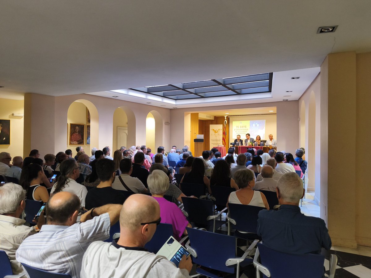 LoRatPenat_'s tweet photo. 🎊📚Lo Rat Penat celebra 75 anys ensenyant valencià a través dels seus cursos

🦇Lo Rat Penat va celebrar ahir, en un Saló Constantí Llombart ple de gom a gom, l'Acte de Clausura dels Cursos de Llengua i Cultura Valencianes, commemorant el 75 aniversari d'esta emblemàtica iniciativa educativa fundada per Carles Salvador en 1949.

🗣️ El Dr. Pau Giner Bayarri fon l'encarregat de pronunciar la conferència de clausura baix el títul "75 anys d'ensenyança de la llengua valenciana en els cursos de Lo Rat Penat", fent un repàs completíssim sobre l'evolució dels cursos.

📓Durant l'acte també es va presentar el llibre homònim, obra del propi Giner Bayarri, Juli Moreno i Javier Navarro, que repassa de forma encara més extensa i documentada la trayectòria d'estos cursos que han format a mils de valencians a lo llarc de les décades.

🎓 Més de 80 alumnes varen rebre el seu diploma acreditatiu, símbol del seu esforç i compromís en la llengua valenciana.

✨L'acte fon presidit per Maria Garcia Vallcanera, Regina dels Jocs Florals de la Ciutat i Regne de Valéncia, i  es va rendir homenage a antics directors i membres dels cursos, recordant aixina la gran llabor que realisaren desinteressadament.

📢 En la seua intervenció final, Òscar Rueda, actual director dels Cursos, va recordar que els representants polítics seguixen incomplint les seues promeses electorals respecte a l'homologació dels títuls de Lo Rat Penat. Per la seua banda, Josep Vicent Navarro Raga, president de Lo Rat Penat, va agrair a tots els alumnes el seu compromís en la llengua i va animar a seguir formant-se pel be del valencià.

🔵🔴🟡 Des de Lo Rat Penat seguim treballant incansablement pel futur de la llengua valenciana, especialment entre les noves generacions.

👥Invitem a tots els valencians compromesos en la seua cultura i identitat a sumar-se als Cursos de Llengua i Cultura Valencianes.

👏 Gràcies per formar part d'esta gran família que manté viva la flama de la valenciania.