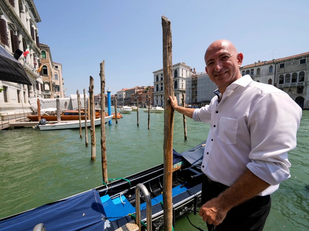 Jeff Bezos‘ Hochzeit in Venedig ist ein kräftiger Schub für die lokale Wirtschaft, sorgt aber auch für Kritik bei Einheimischen. Den Zwiespalt solcher Mega-Events analysiert Santosh Brivio, Senior Economist der <a href="/migrosbank/">Migros Bank | Banque Migros | Banca Migros</a>.

migrosbank.ch/de/ratgeber/ma…
(Foto: Keystone/AP/Luca Bruno)