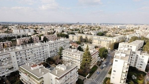Montpellier (34). Coups de couteau, tabassage filmé et scène d’humiliation : deux individus obligent un jeune homme à se déshabiller et à courir nu dans la rue
 fdesouche.com/2025/06/28/mon…