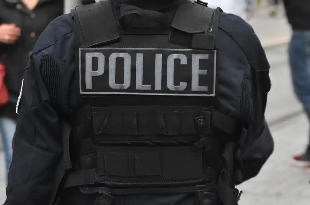 PoliceSCSI's tweet photo. A #Nîmes, les Kalachnikovs ne se taisent pas. 6 blessés dont un en état d’urgence absolue. Il est temps de donner plus de moyens à la #Police et à la #Justice pour enrayer ces déchaînements de violence sur fond de #narcotrafic. Courage à la #DCOS saisie du dossier. https://t.co/OymtsyAElP