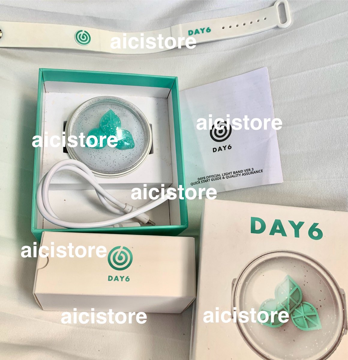 hepiayaa's tweet photo. 🫧 WANT TO SELL DENIMALZ PLUSH KKE 2020 &amp; LIGHTBAND V3 ✨

💸 offer by dm 
bisa co 🍊 , prefer split pay biar admin nya ga begitu besar. 
🦊 sering dibawa event dan pernah mandi 3x. lb sering dibawa event &amp; rutin di charge. 
📍 karawang , jawa barat. 

#zonauang #wtsday6stuff https://t.co/Gq28PpqB5m