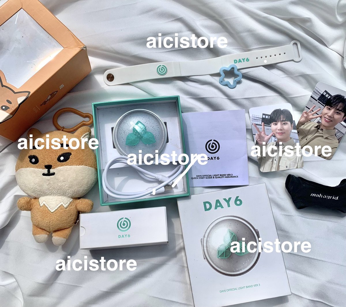 hepiayaa's tweet photo. 🫧 WANT TO SELL DENIMALZ PLUSH KKE 2020 &amp; LIGHTBAND V3 ✨

💸 offer by dm 
bisa co 🍊 , prefer split pay biar admin nya ga begitu besar. 
🦊 sering dibawa event dan pernah mandi 3x. lb sering dibawa event &amp; rutin di charge. 
📍 karawang , jawa barat. 

#zonauang #wtsday6stuff https://t.co/Gq28PpqB5m