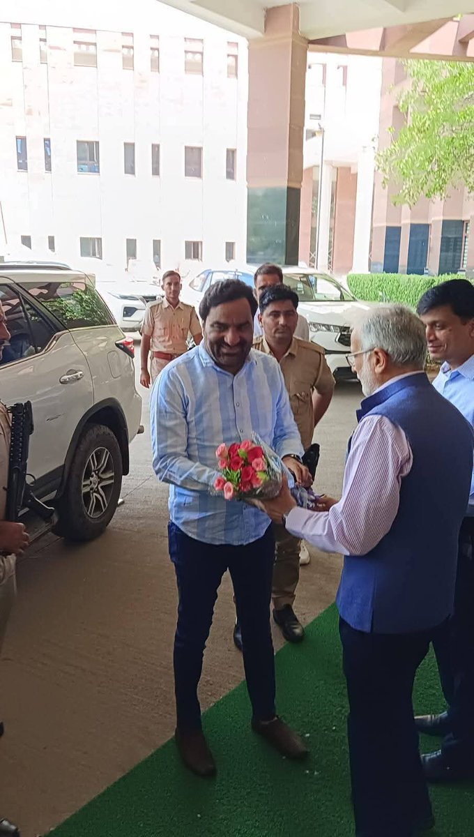 Rajuramkhoja87's tweet photo. जोधपुर स्थित अखिल भारतीय आयुर्विज्ञान संस्थान (AIIMS) की संस्थान निकाय की बैठक आज,RLP सुप्रीमों व नागौर सांसद श्री हनुमान जी बेनीवाल पहुंचे बैठक में,एम्स में आने वाले मरीजों को बिना किसी परेशानी के मिले बेहतर इलाज,इस मुद्दे को लेकर कर रहे है 
@hanumanbeniwal https://t.co/1egNeRyc2n