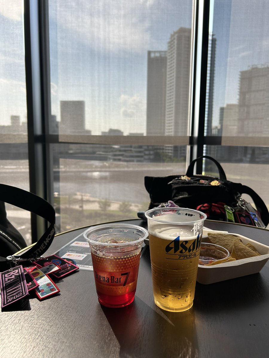 先週に続き今日もUnite#02‼️B'zとマンウィズの対バン♪楽しみ🥰開演前にLevel7にある BARの特等席で飲んでから参戦しまーす🤩

#Bz 
#unite2 
#マンウィズ