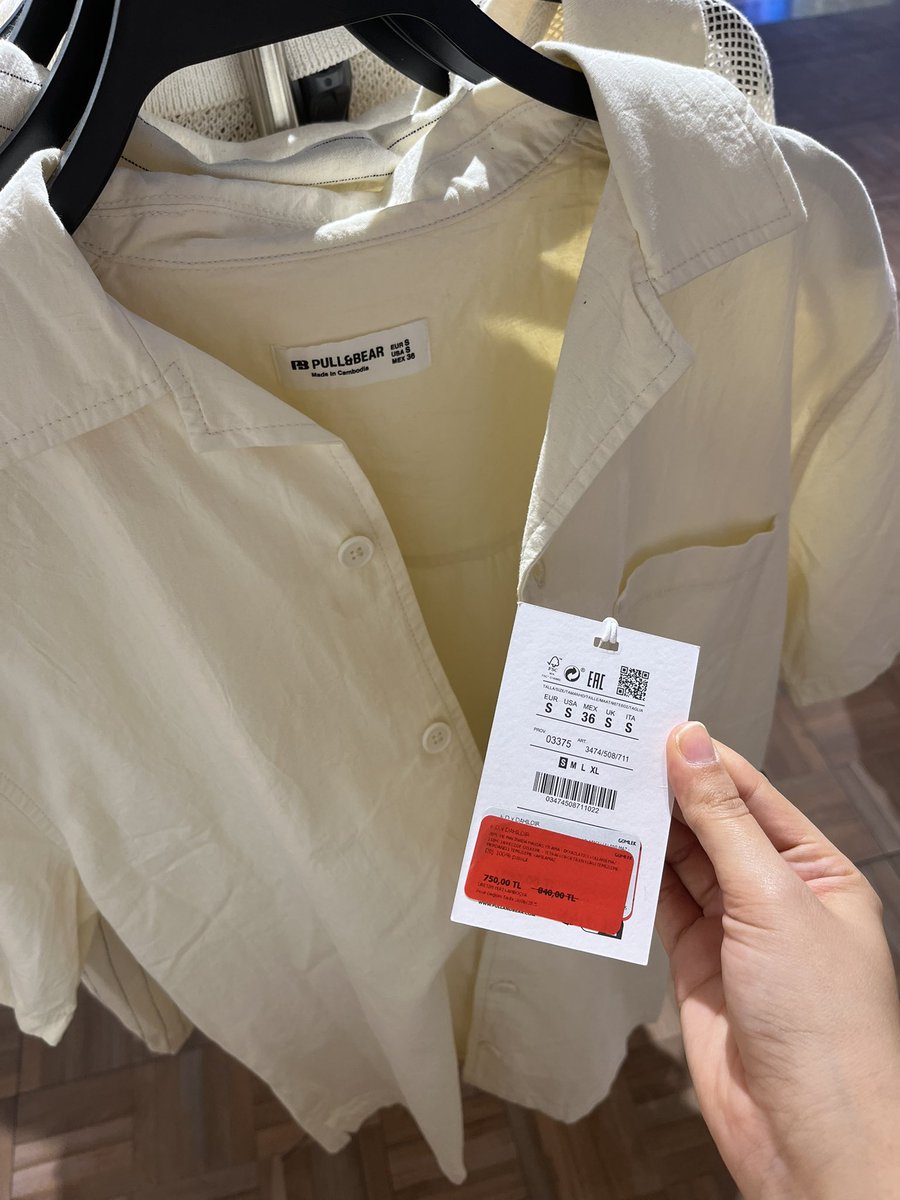 LC Waikiki, Pull&amp;Bear’dan pahalı!

Uygun fiyatıyla bilinen LC Waikiki’de bir gömlek tam 999 TL. Aynı tarz bir gömlek ise Pull&amp;Bear’da 750 TL.

Peki nasıl oldu da LC Waikiki, Avrupa markası Pull&amp;Bear’ı geçti?
Artık “ucuz” tanımı da değişiyor galiba…