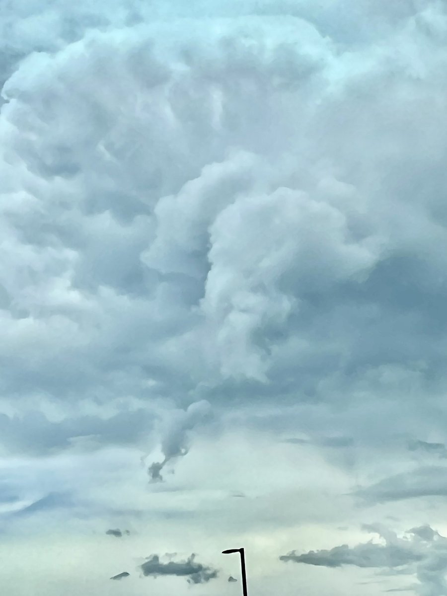 eden2535's tweet photo. Living skies #skstorm https://t.co/jfL4buX3kd