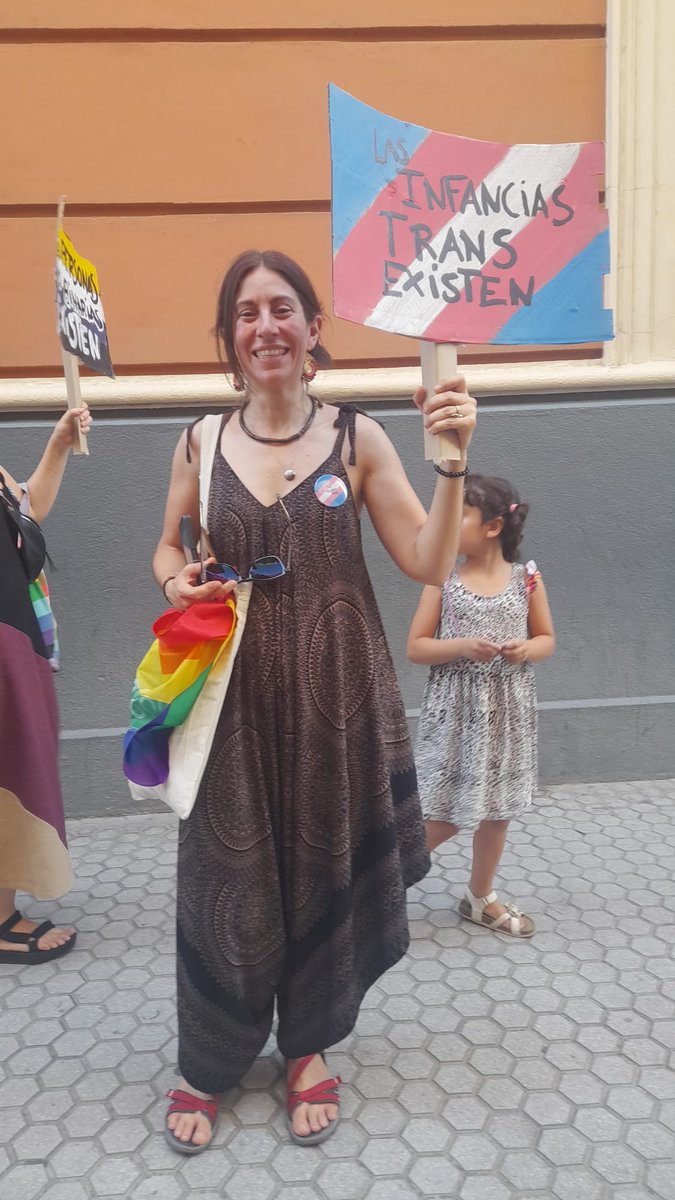 Ayer pese al calor estuvimos acompañando y apoyando la Marcha Trans de Sevilla por los derechos de las personas trans y no binaries.