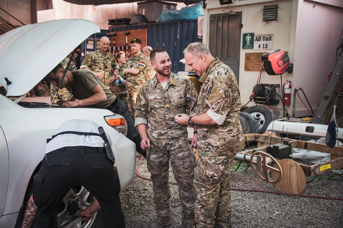 CDS_Defensie's tweet image. Vandaag, op Nederlandse Veteranendag, eren we onze #veteranen. 🇳🇱 Militairen die onder moeilijke omstandigheden dienden voor vrede en veiligheid. Hun verhalen verdienen meer dan één dag. Ze verdienen onze blijvende aandacht. 👉 defensie.nl/organisatie/be…