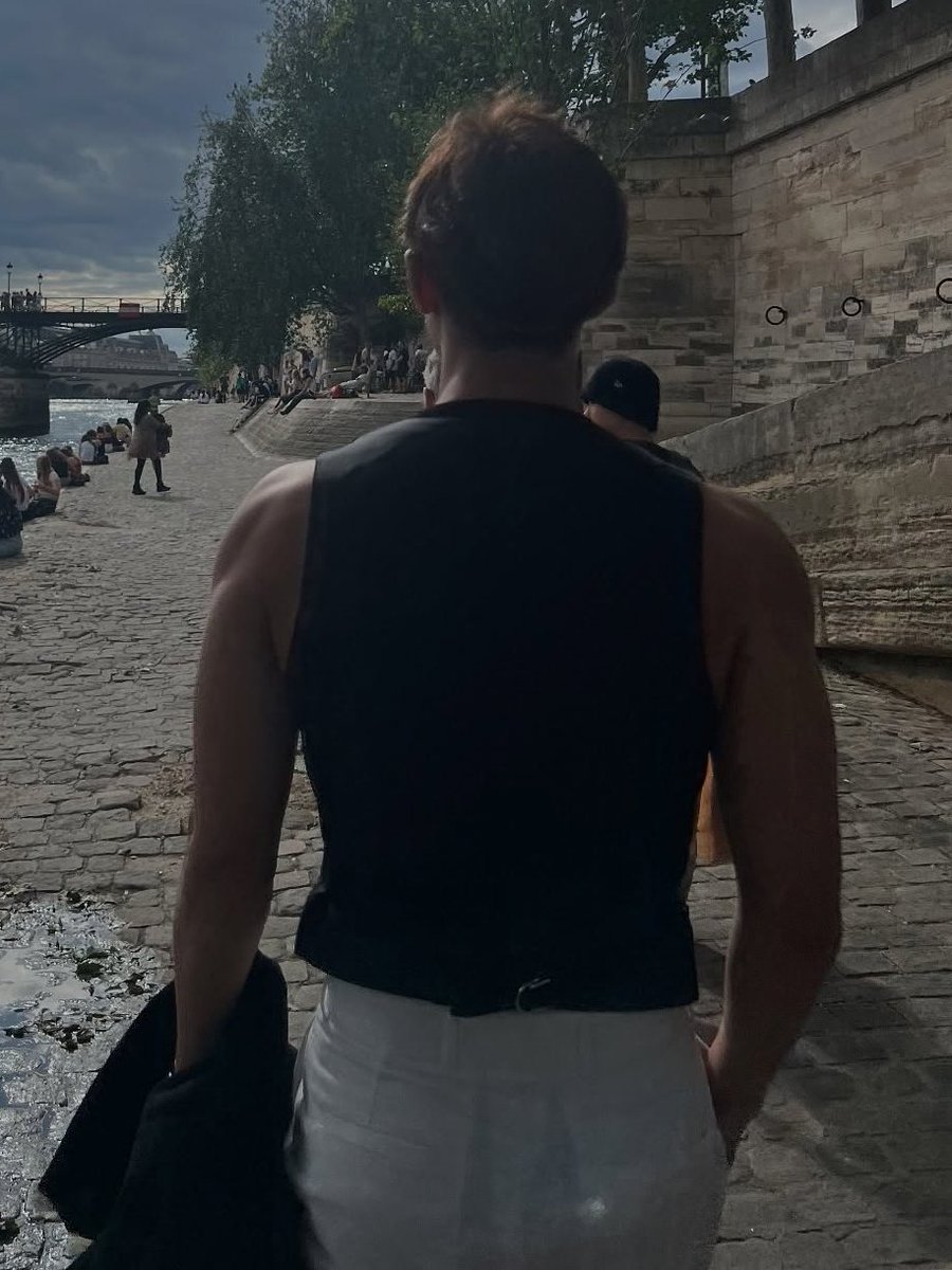 ajisappa's tweet image. mingyu and his broad shoulders 😌