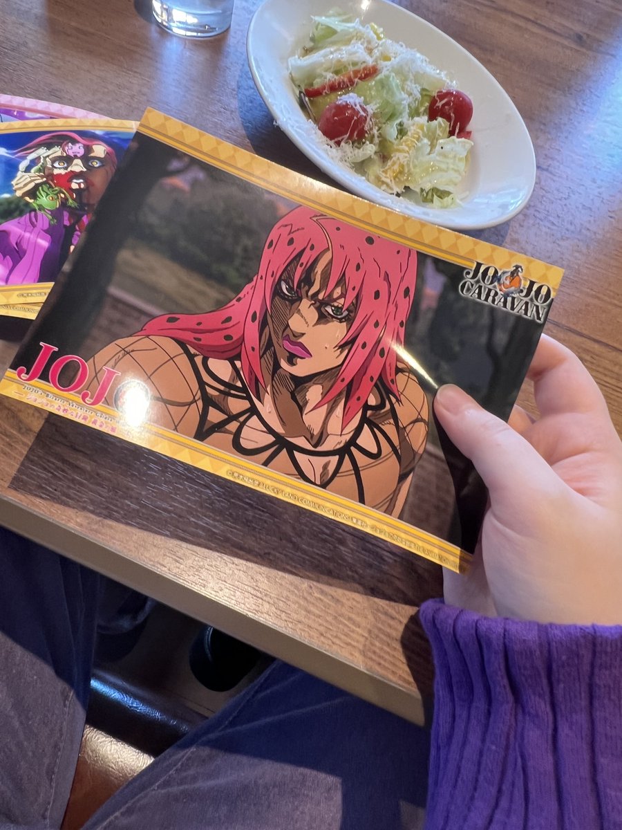 PleasecallmeBS's tweet photo. 今回のジョジョキャラバンで追加された
ブロマイドも買ってきましたよー！

え…デカイ😳
L版かと思ったら…で、デカイ😳

でも！ボスの顔ドアップで楽しめるって事で……あれ？？🤔

これ…ボスだけど…ボスじゃあないじゃないですかぁぁ！？！😫
ボスだけど！ボスじゃない！！！ https://t.co/gKrYlLTaMU