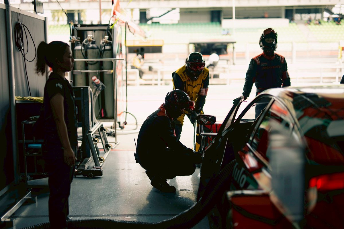 (株)ホンダアクセス【公式】 (@honda_access) on Twitter photo 現地16:30からスタートする300㎞の決勝レース🏁
64号車は3番手🥉からのスタート❕❕
1stスティントはちゃんりき<a href="/riki_okusa/">大草りき/RIKI OKUSA</a>
セパンの熱さも吹っ飛ぶ快走に期待❗️応援よろしくお願いタム✊🔥
#Modulo64 をつけた応援メッセージがチームに届きますように📣✨
#SUPERGT #Modulo #ModuloNakajimaRacing 現地16:30からスタートする300㎞の決勝レース🏁
64号車は3番手🥉からのスタート❕❕
1stスティントはちゃんりき<a href="/riki_okusa/">大草りき/RIKI OKUSA</a>
セパンの熱さも吹っ飛ぶ快走に期待❗️応援よろしくお願いタム✊🔥
#Modulo64 をつけた応援メッセージがチームに届きますように📣✨
#SUPERGT #Modulo #ModuloNakajimaRacing