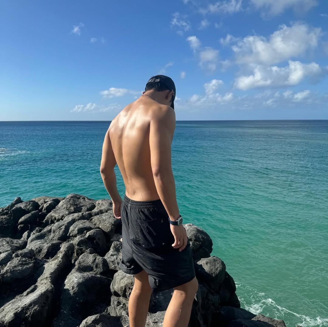 ajisappa's tweet image. mingyu and his broad shoulders 😌