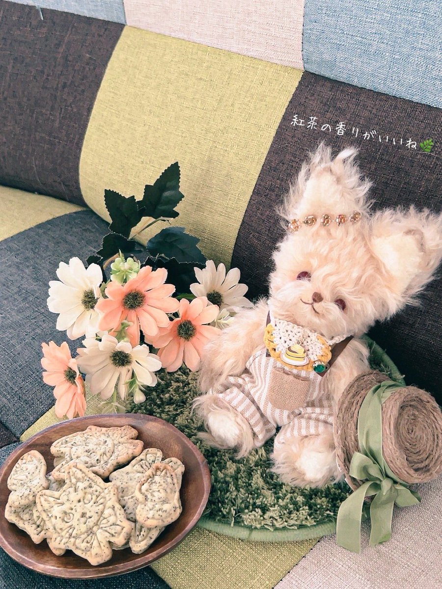 【今日の手作りおやつ】
🌱アールグレイクッキー

“ロア”はるびーに作ってもらった服きて
スタイと耳飾りでおしゃれして
優雅におやつタイム🌿☕️

かわいいの作ってもらえて良かったね🍎

#おうちカフェ 
#手作りおやつ 
#ぬい撮り