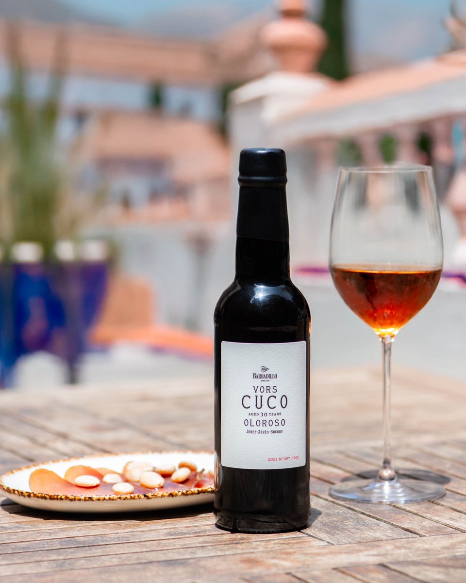 Cuco VORS es un oloroso de más de 30 años de Sanlúcar de Barrameda elaborado por Barbadillo. Con recuerdos a nueces tostadas, especias, caramelo y un ligero toque de piel de naranja, en boca tiene una entrada cálida, con cuerpo y final largo. #vinodeldía bit.ly/4kSjns5