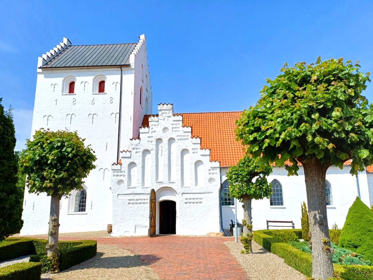 pac1610's tweet photo. Blue sky and sunshine on a lovely visit from #Fredericia to #Taulov Church and #Strib beach ! 🤍🌸💙🌸🤍 @ThePhotoHour @StormHour @StormHourMark @YoushowmeP #Denmark 🇩🇰 https://t.co/N8rZ6vTnrB